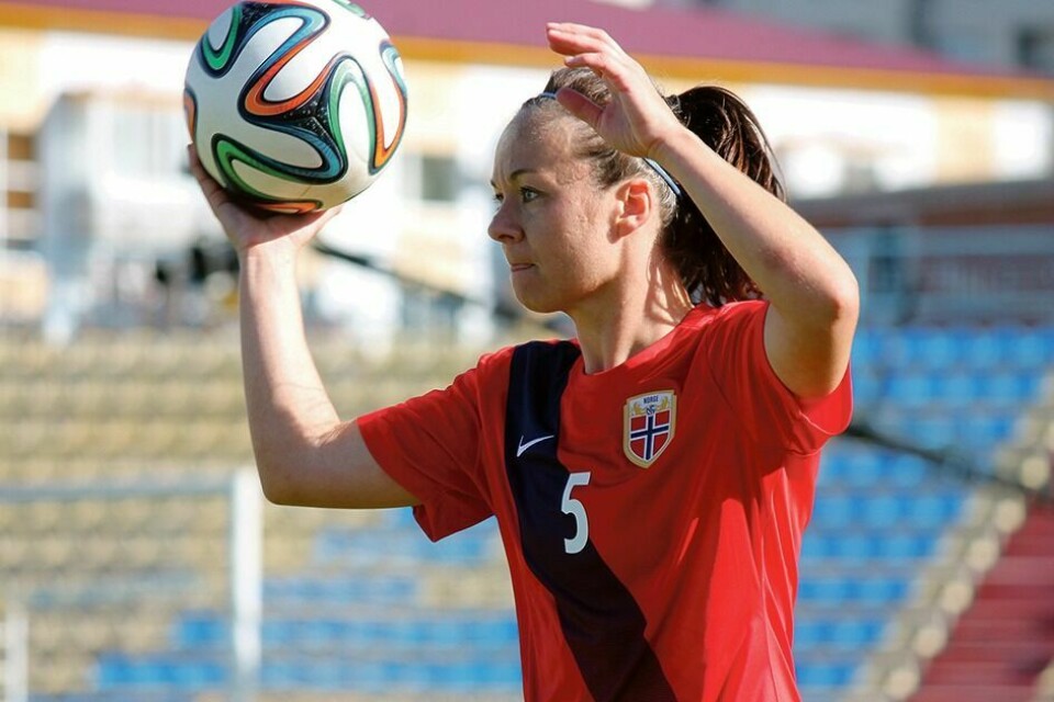 GOD: June Pedersen leverte en god kamp på venstre back da hun sin debut fra start på landslaget. Foto: MATHIAS ODDEN, NFF