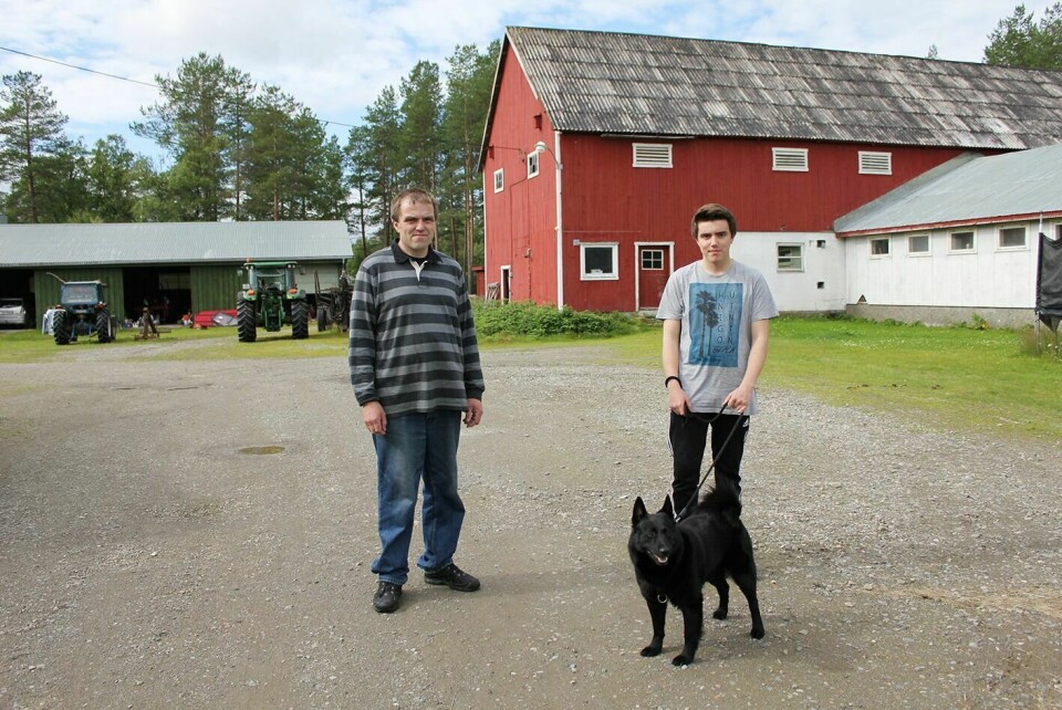 BEGGE MØTTE BJØRN: Ivar Byberg (til høyre) er glad for naturopplevelsen han fikk da han var på tur med hunden Bures, mens far Arne Byberg er litt bekymret for beitedyrene han har gående i området.