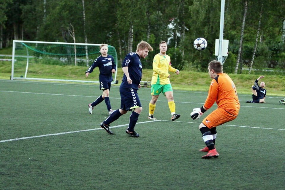 FULLTREFF: Her stanger Karl-Martin Astad Fredriksen inn 2-0 forbi STILs målvakt André Kalsnes Waage og avgjør torsdagens kamp på Setermoen.