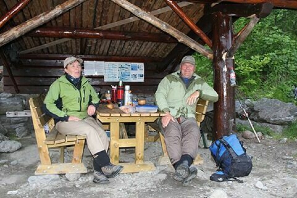 SOSIALT: I gapahuken nedenfor kulpen drikker Ellen og Bent Sandvoll kaffe med de andre i fiskefamilien på Målselvfossen.