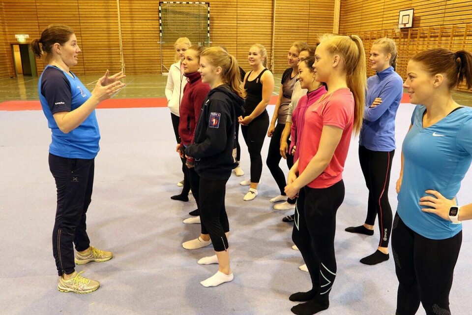 SISTE FINPUSS: Denne uka legges siste hånd på verket før avreise til Finland. Trener Lise Hagensen Nytrøen gir de siste instruksjoner til sine gymnaster.