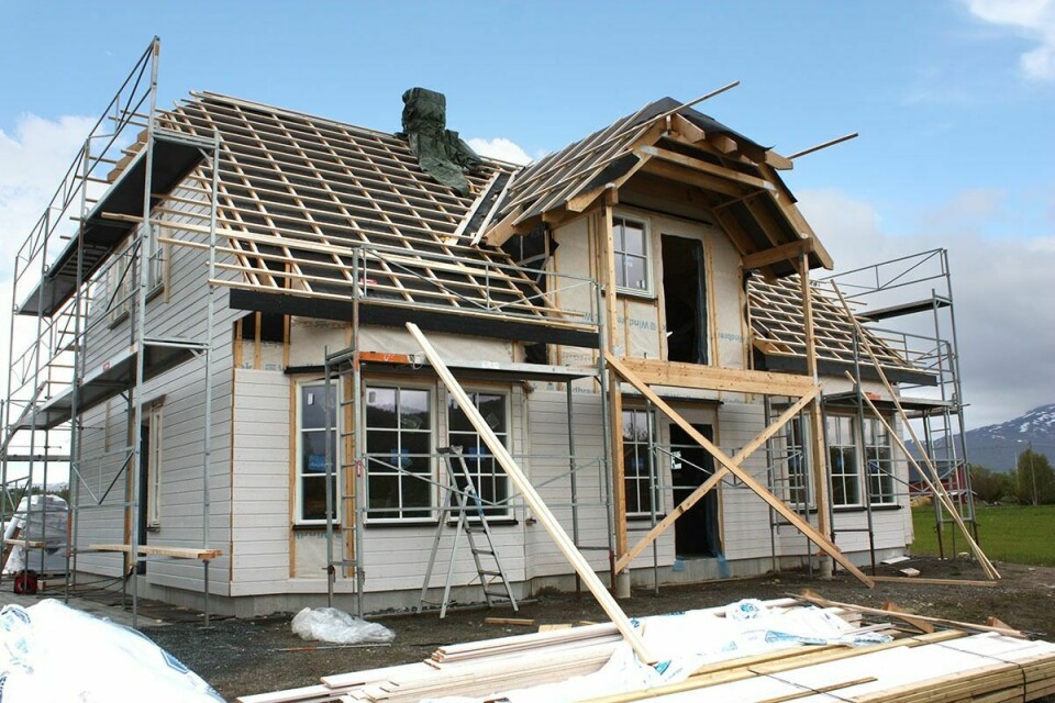 FASADE: Huset, med en grunnflate på 107 kvadratmeter, skal etter planen stå ferdig når det nærmer seg vinter. Foto: Cathrine Skogheim
