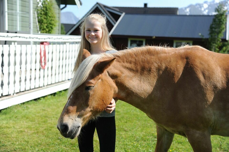 TRYGT HJEMME: Da Hirvi kom seg trygt hjem igjen, fikk hun masse kos og en liten ridetur med eieren sin, Kaja Hagtvedt Hansen.