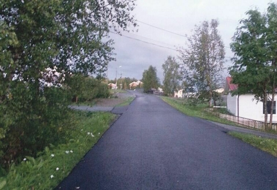 AFALT: I boligfeltet i Mestervik er det lagt asfalt i sommer. Lars Klaus Mosli i Ap mener politikerne skulle bestemt hvor asfalten skulle legges. (FOTO: Lars Klaus Mosli)