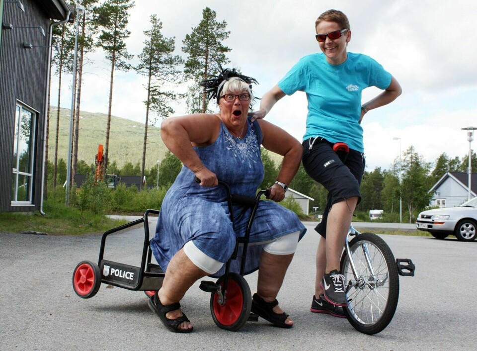 MORO I SVINGENE: Kari-Anne Eidet og Merita Heimdal i Nerbygda revylag stiller opp i Målselv Fjellandsby under den tredje etappen av Arctic Race of Norway. Revylaget kommer for å ha det artig.