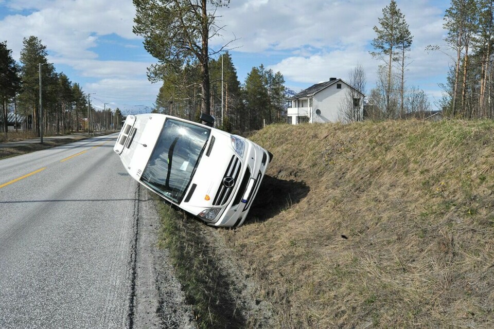 UTFOR VEIEN: Sjåføren av denne skolebussen ble sendt på legevakta etter ei utforkjøring på Rossvoll i går ettermiddag. Ingen andre trafikanter var involvert i ulykka. Foto: Toril F. Ingvaldsen
