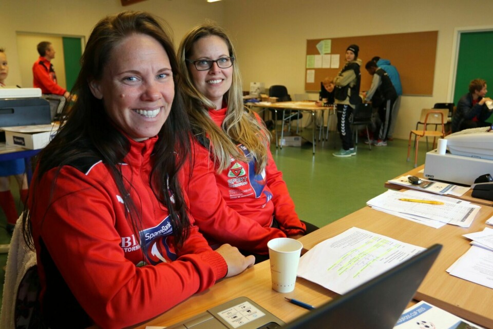 SVENSKEHJELP: Yanina Olsson var den frivillige som hadde lengst reisevei til turneringa. Her sammen med venninna og økonomiansvarlig Siw Eriksen (t.h.). Foto: Ivar Løvland