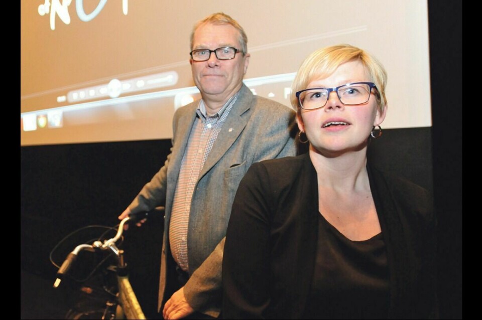 SYKKELPYNT: Prosjektleder Sylvi Granheim vil pynte Målselv med din gamle sykkel. Her er hun sammen med prosjektleder Rolf Andersen fra Lenvik i forbindelse med folkemøtet i Målselv.