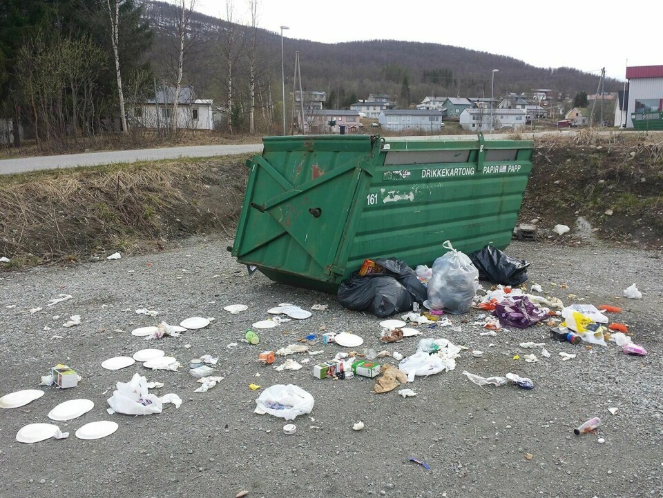 FORSØPLING: Slik så det ut etter at restkonteinerne i Heggelia ble fjernet. Nå ber Senja avfall folk ta kontakt om de ikke har fått egne søppeldunker. (Foto: Morten Kasbergsen)