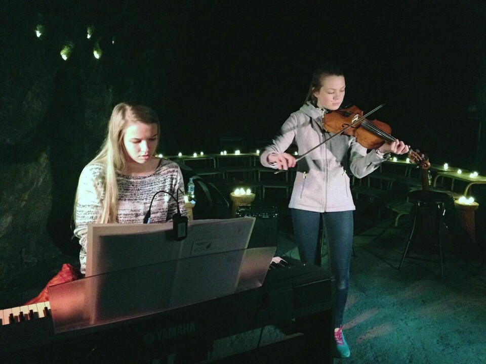 MAGISK: Ragnhild Aspenes Gundersen (piano) og Alva Sletten (fele) framførte en vakker versjon av Hekla Stålstrenga/Ragnhild Furebotten sin «Hjertebank». (Foto: privat)
