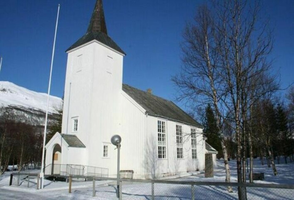 MALANGEN KIRKE: I Malangen Kirke i Mortenhals kommer det til å være innsettelse av den nye sognepresten. Arkivfoto: Leif Stensland