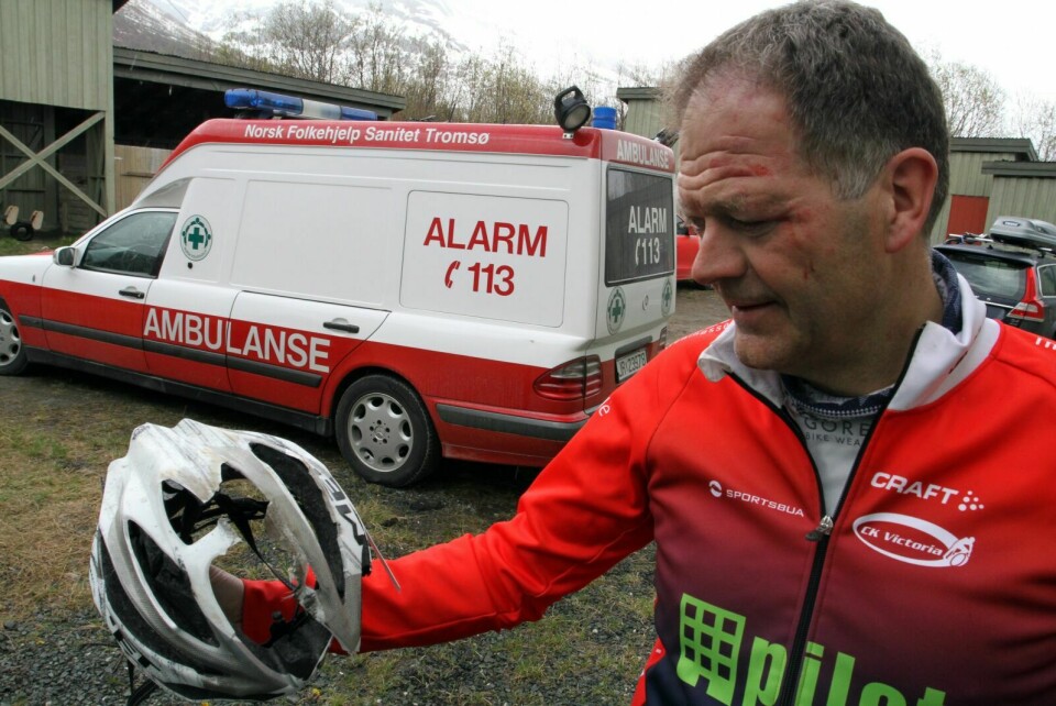 HELDIG: Svein-Are Edøy lar seg ikke skremme bort fra sykkelsporten etter ti år, selv om han lørdag fikk en voldsom smell med hodet i asfalten og knust hjelm som resultat. Foto: Ivar Løvland