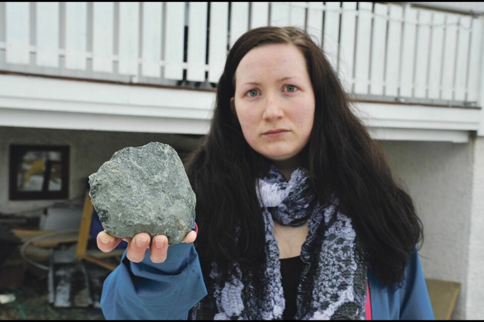 REGNET STEIN: Denne steinen, på 1200 gram, landet like ved der Helene Larsen og barna hennes søkte ly fra regnet av stein som kom mot dem. (Foto: Leif Arne Stensland) Foto: Leif A. Stensland