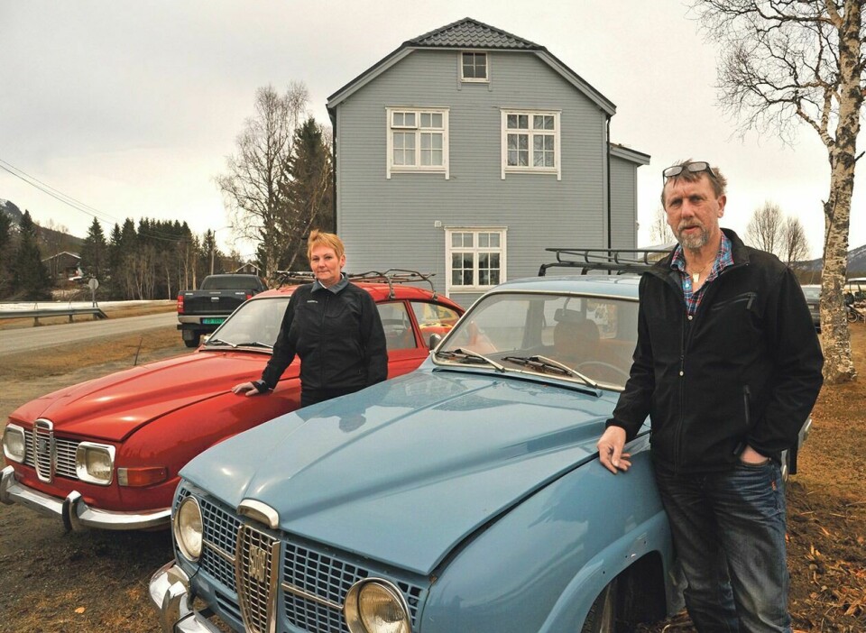 FAMILEMINNER PÅ HJUL: Ingrid Andersen har nærmest vokst opp i en røde Saab 96 fra 1968. Etter at Arne Hjelme begynte å skru på bilen, fikk han en til Saab. Nærmere bestemt en 95-modell fra 1970. Foto: Kari Anne Skoglund