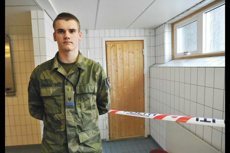 BEGRENSET BRANNEN: Sersjant Espen Ulveseter fra Stridstrenbataljonen forhindret at brannen i badstua bak ham spredte seg videre i bygget. Foto: Malin C. S. Myrbakken