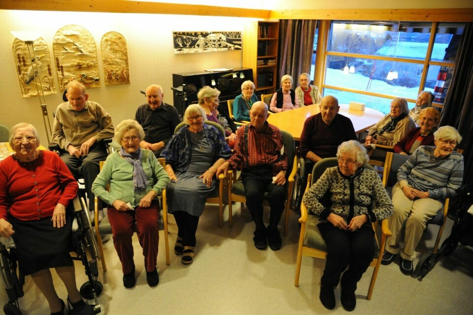 90-ÅRSKLUBBEN: 18 personer er over 90 år på Malangstun sykehjem, og damene er i stort flertall. Det var to i 90-årsklubben som ikke kunne være med på bildet. Foto: Maiken Kiil Bartholdsen