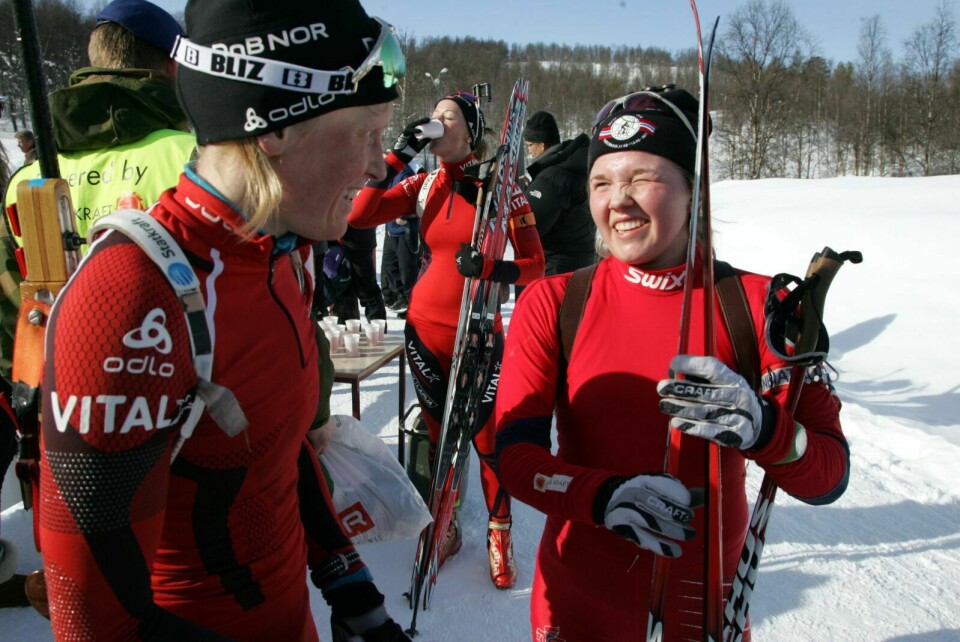 KOMMER TILBAKE: Sist Tora Berger var på Bardufoss var under NM i 2011. Her er hun i prat med Line Birgitte Solvang (t.h.) fra Indre Balsfjord skiskytterlag. Foto: Ivar Løvland