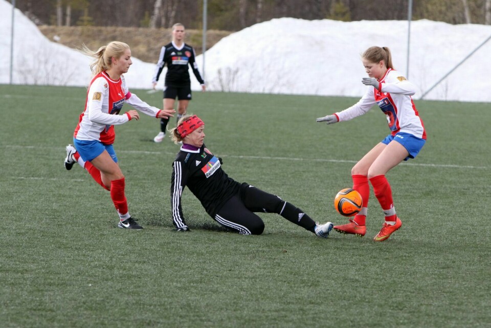 KJEMPET BEST: Porsanger-spillerne var mest innsatsvillige og vant mange dueller mot Mari Gillebo (t.v.) og Sofie Sørensen lørdag. Foto: Ivar Løvland
