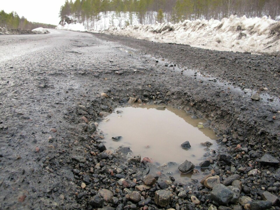 HULL: Dette hullet satte en stopper for mange bildekk i løpet av helga. Det var 15 cm dypt. Foto: Ivar Løvland