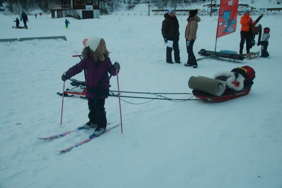 FLINK STORESØSTER: Marlene tok seg mer enn gjerne en skitur med lillebror Jacob bak i pulken. (Foto: Jens-Olav Løvlid)