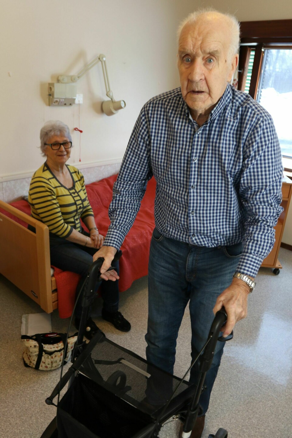 MED RULLATOR: Jens Sivertsen er fornøyd med å endelig ha kommet seg til Målselv syke- og aldershjem. Foto: Ivar Løvland