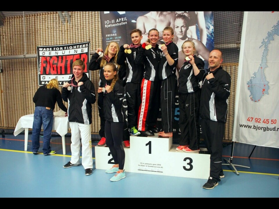 STORT NM: De åtte utøverne fra Øverbygd kickboxingklubb leverte et sterkt norgesmesterskap i Bjølsenhallen i Olso lørdag. Foto: Privat