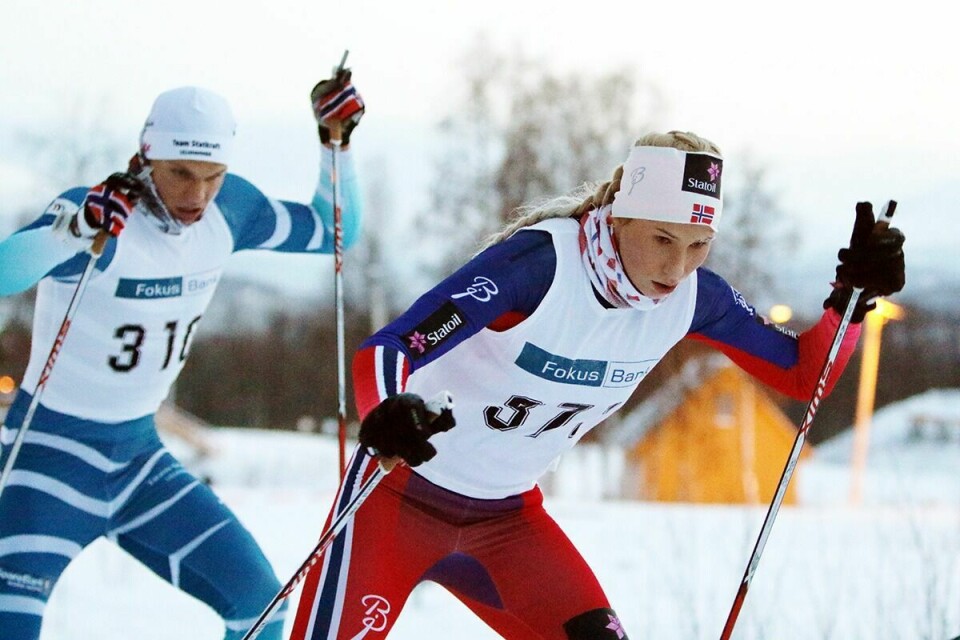 BESTE DAME OG HERRE: Lovise Heimdal og Fredrik Mack Rørvik (bak) var best på henholdsvis 10 og 15 km fri teknikk på Bardufoss lørdag. Foto: Ivar Løvland