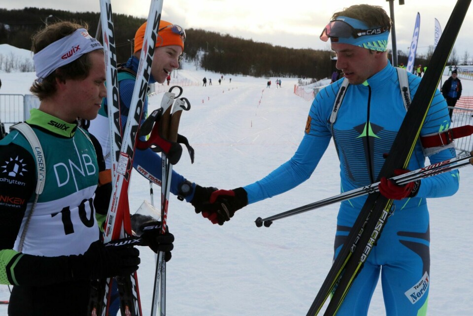 GRATULERES: Marius Hol blir gratulert av sølvvinner Marius Norø Ingebrigtsen og bronsevinner Sven-Are Paulsen(bak). Foto: Ivar Løvland