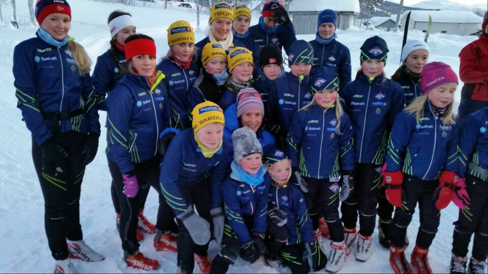 MIDT I GJENGEN: Marit Bjørgen var midtpunktet da hun møtte de unge skiløperne i Bardu IL. Foto: Ivar Løvland