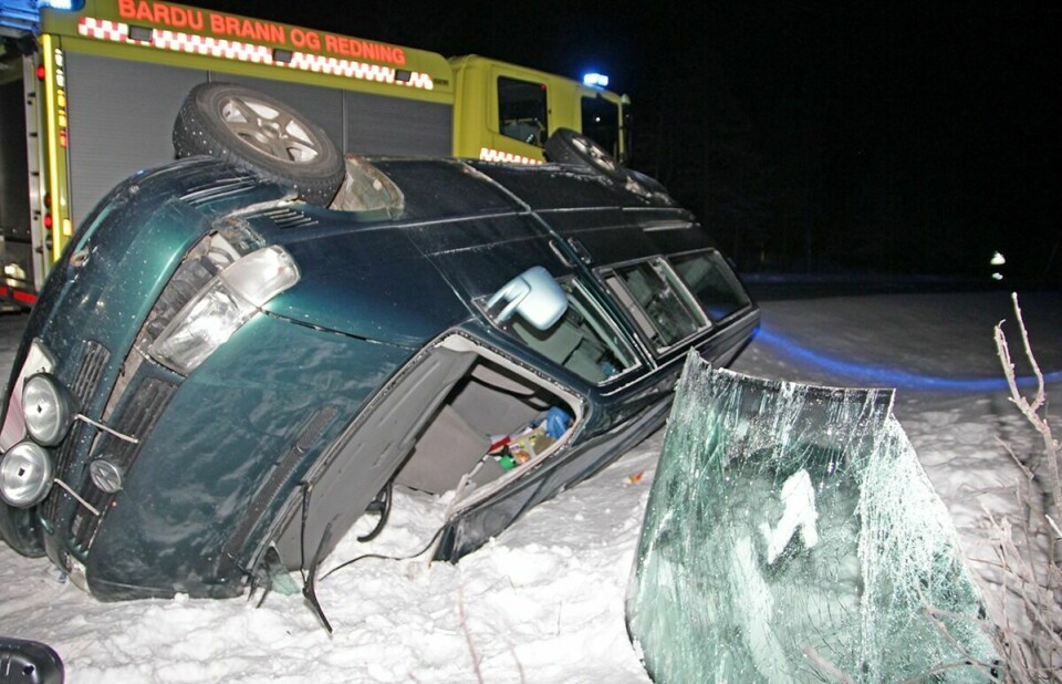 BARDU: Ved 22-tiden lørdag kveld havnet en bil utfor veien ved Brannvoll i Bardu. Til alt hell gikk det bra med de to som satt i bilen. Foto: Vera Lill Bjørkhaug