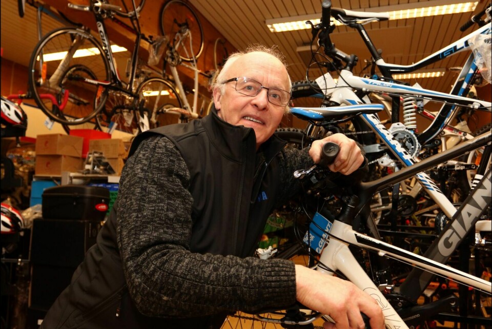 STAS: Ove Wang har vært sykkelfrelst hele livet. Ingenting passer da bedre enn å få Arctic Race of Norway rett utenfor butikkdøra på Karlstad. Foto: Ivar Løvland