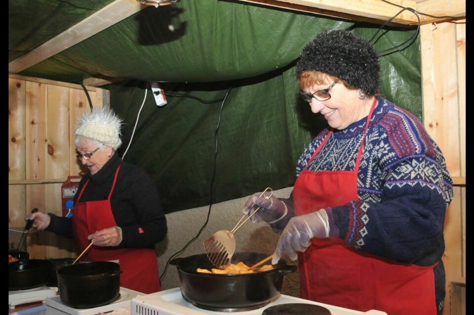 LUKTA AV RUNDHAUGMARTNA’N: Hva hadde vel Rundhaugmartna’n vært uten fattigmenn? Her er Sigrid Engan og Ingunn Helgesen det som koker dem i smult. Foto: Kari Anne Skoglund