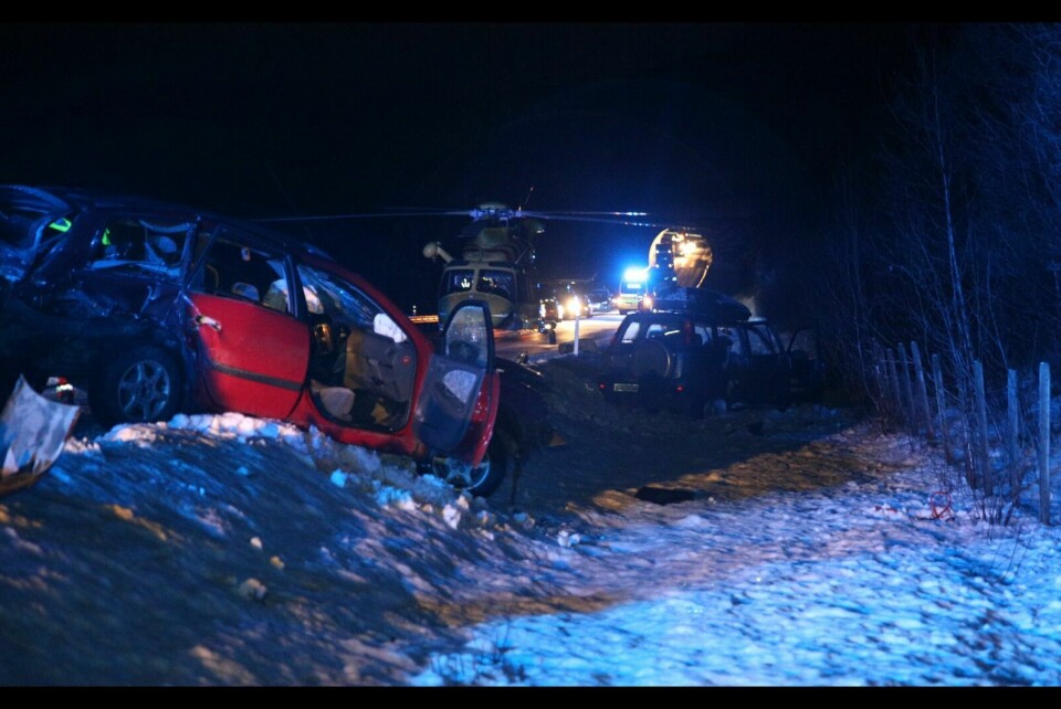 ULYKKE: En av bilene ligger i grøfta med store materielle skader like etter ulykka. (Foto: Dag Tore Larsen)
