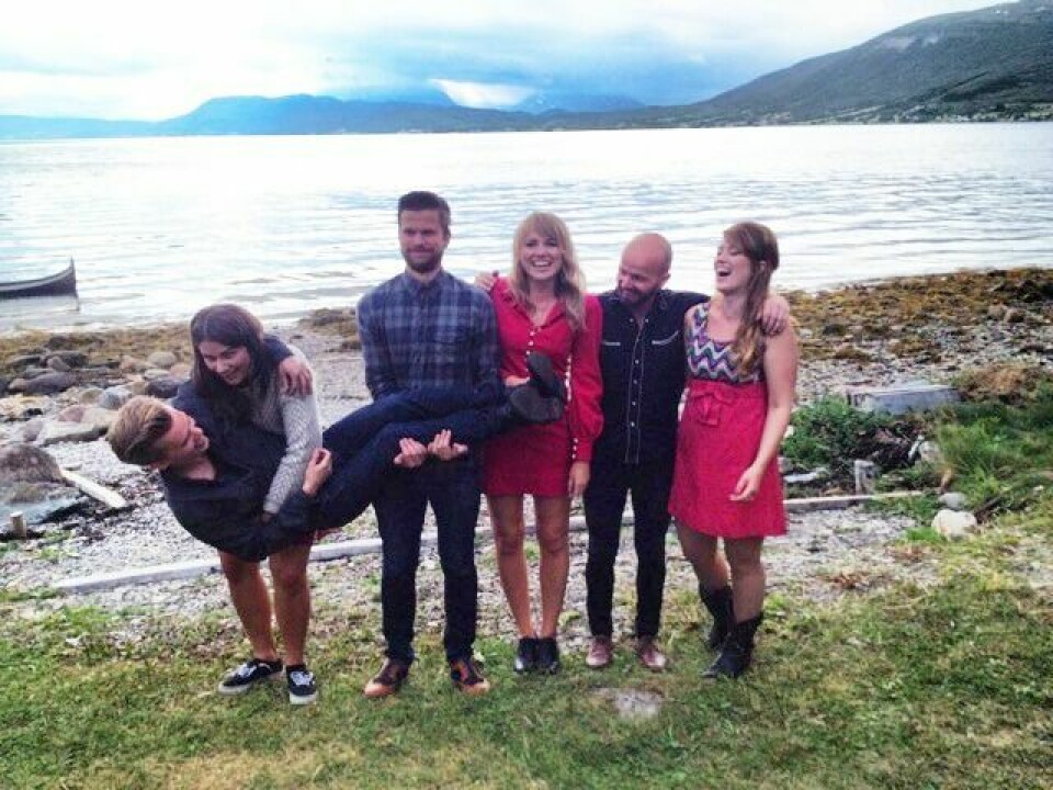 INNSPILLING: Helt i slutten av juli var bandet på plass i Balsfjord for å spille inn musikkvideoen til låta «I know i love easily». Foto: Privat