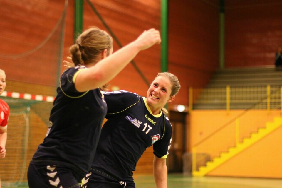 BORTEJUBEL: Camilla Dolmseth og Ingrid Stokke kunne juble etter seier borte mot Bossekop lørdag. (Arkivfoto) Foto: Ivar Løvland