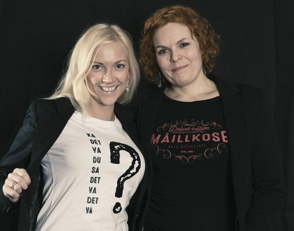 KA DET VA DU SA DET VA DET VA? Lill Sverresdatter og Trine Karlsen viser gjerne frem eksempler på populære T-skjorter. (Foto: Guro Storskjær)