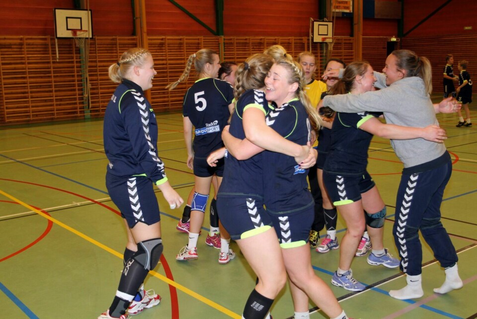 BEST: Mina Kroken og Kine Pettersen jublet sammen med resten av jentene da dommeren blåste av for 60 minutter mot Harstad HK. Foto: Ivar Løvland