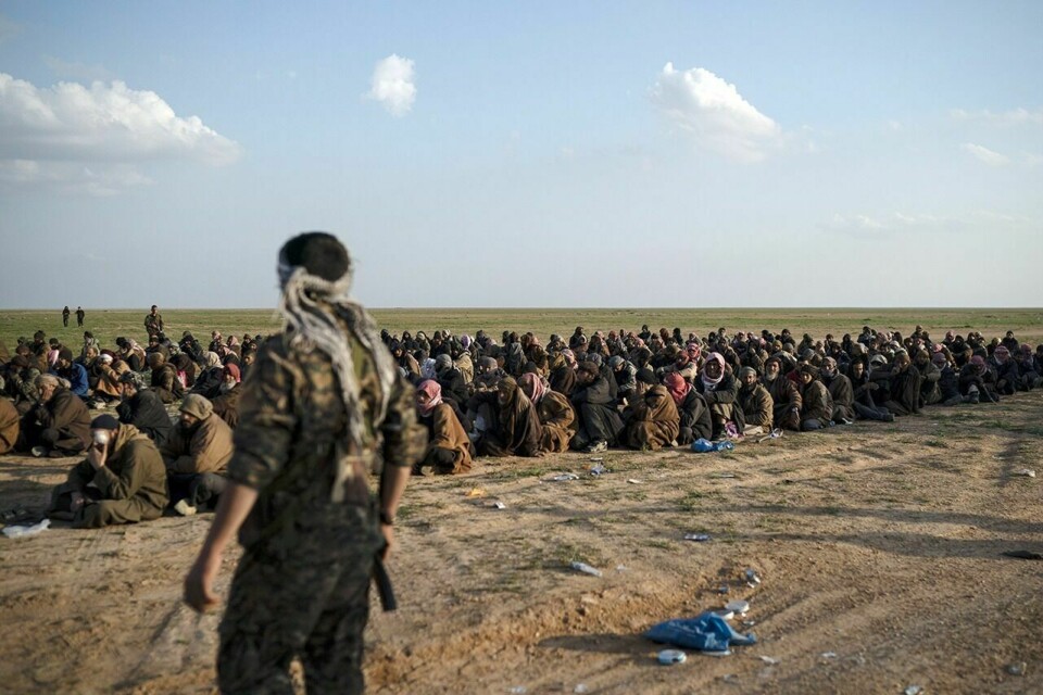 SDF-styrkene står ved IS-krigere som har flyktet fra Baghouz, øst i Syria. Foto: AP / NTB scanpix