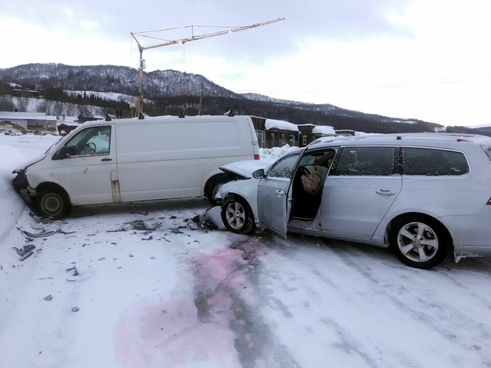 TRAFIKKUHELL: To biler kolliderte på Storsteinnes onsdag morgen. Foto: Eirik Heim
