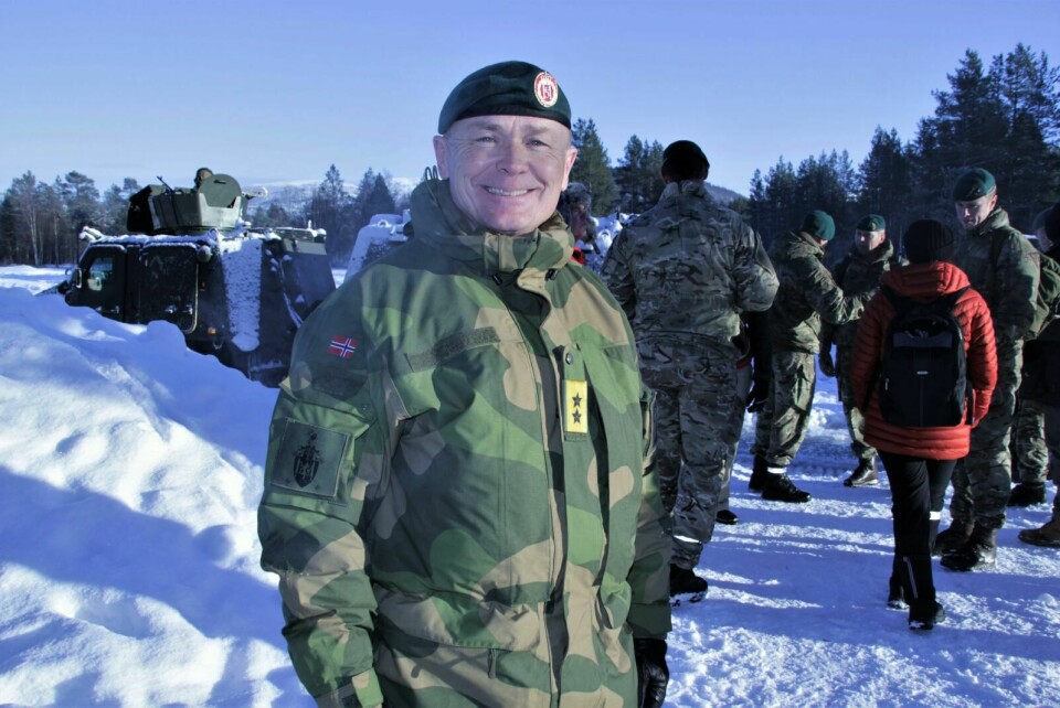STOR BETYDNING: Øverste sjef for Hæren, Odin Johannessen, er glad for muligheten til å vise fram de gode treningsforholdene vi i Norge kan tilby de allierte styrkene. - Det er fint med så celebert besøk, mente han.