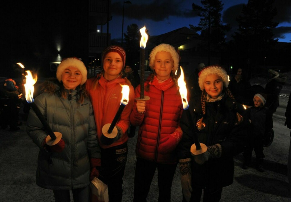 JULESTEMNING: Margrete, Vilde, Anna Elisabeth og Tuva går årlig i fakkeltog på Setermoen. Foto: Sol Gabrielle Larsen