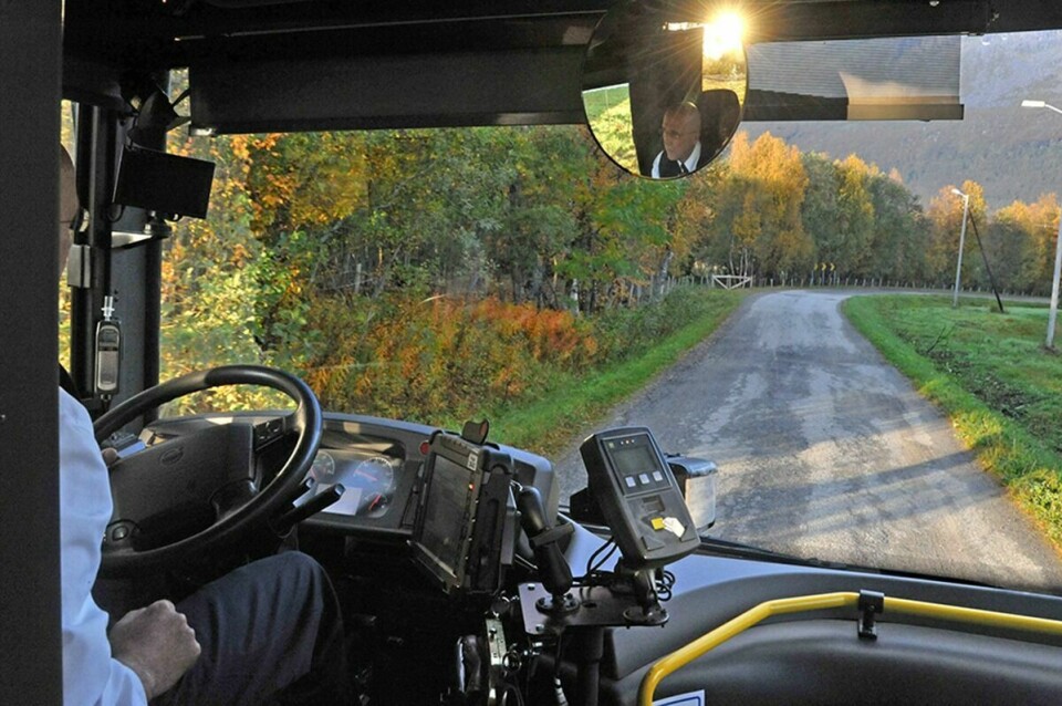 FÅR SIKRERE ARBEIDSVEI: Bussjåfør Gøran Lund kjører Målsnes-bussen annenhver uke. Han er vant til å bli godt ristet på turen, og Navar­en-strekninga klarer han knapt å kalle vei. Nå får han snart en helt annen arbeidssituasjon på den kommunale veien over Eidet og ved Navaren. Foto: Kari Anne Skoglund