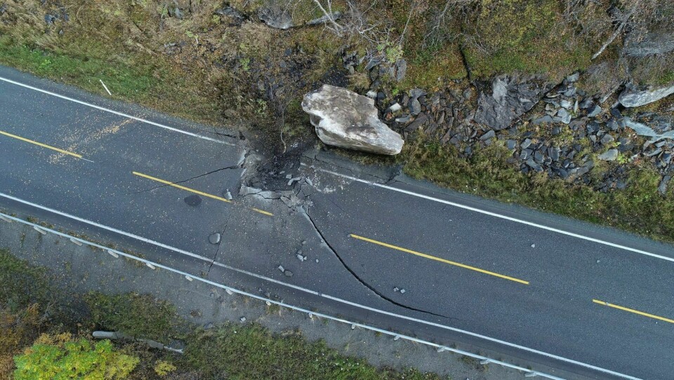 KNUSTE VEIBANEN: En diger kampestein falt mandag over E6 i Storfjord i Troms. Veien fikk store sprekker og ble stengt for trafikk. Foto: Statens Vegvesen / NTB