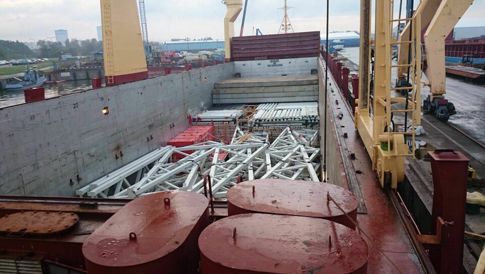 TUNG LAST: I dag ankommer lasteskipet «BBC Caribbean» Sørreisa med Bardufoss storhall. Bildet ble tatt da 1000 tonn med stål til storhallen ble lastet om bord i skipet i Latvia i forrige uke. (Foto: privat)