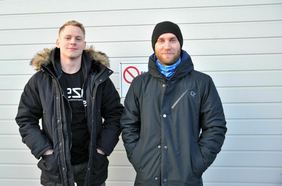SPENTE: Jørgen Rognmo og Morten Berg var spent på om auksjonen hadde noen godbiter de kunne by på. Foto: Sol Gabrielle Larsen