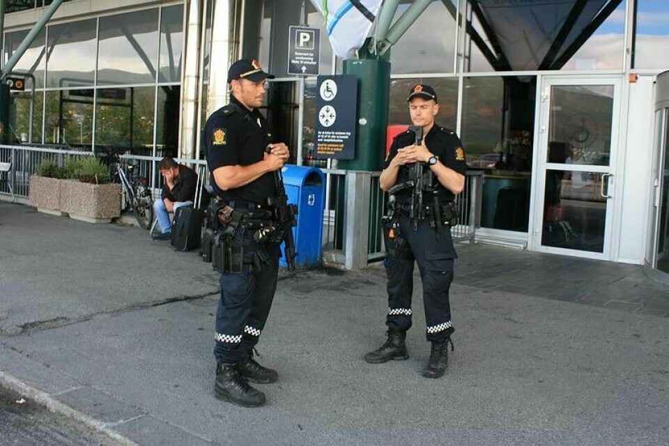 BEVÆPNET POLITI: Troms politidistrikt har økt beredskapen ved en rekke aktuelle knutepunkter i Nord-Norge, blant annet på Tromsø lufthavn Langnes. (Foto: Astrid Øvre Helland, Nordlys)