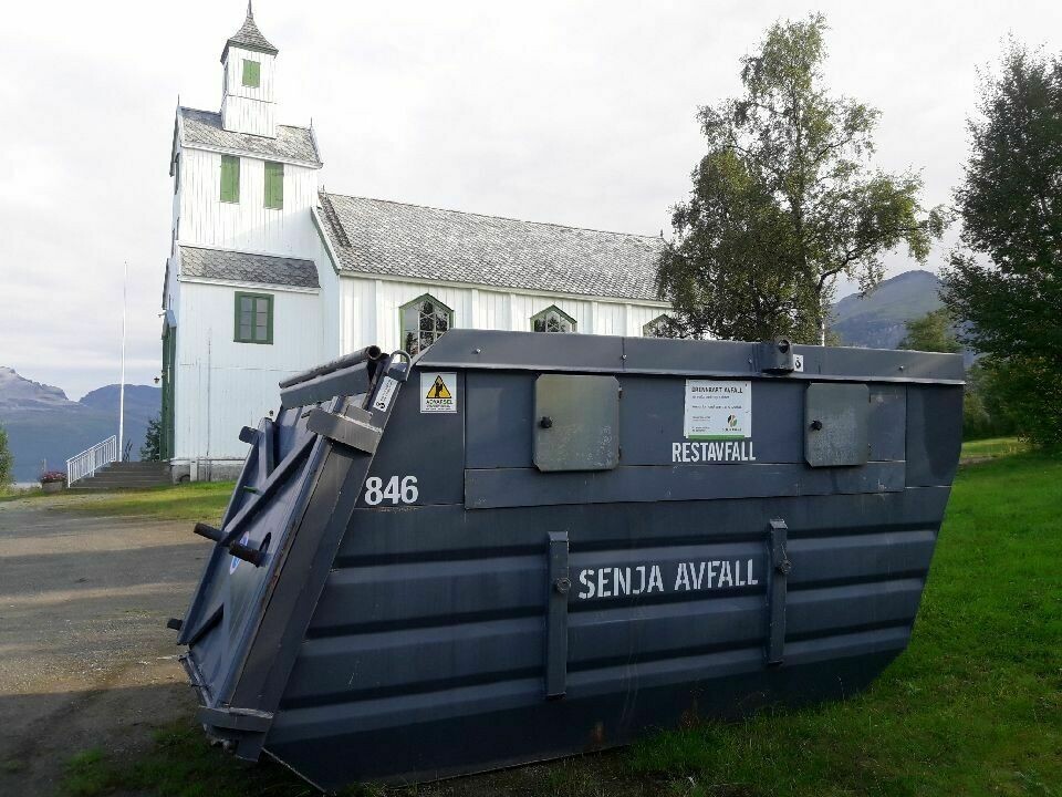 FOR TURISTENE: Nå har blant annet Tennes kirke fått en søppelkonteiner hvor turistene kan kaste søpla si. Foto: Eirik Heim