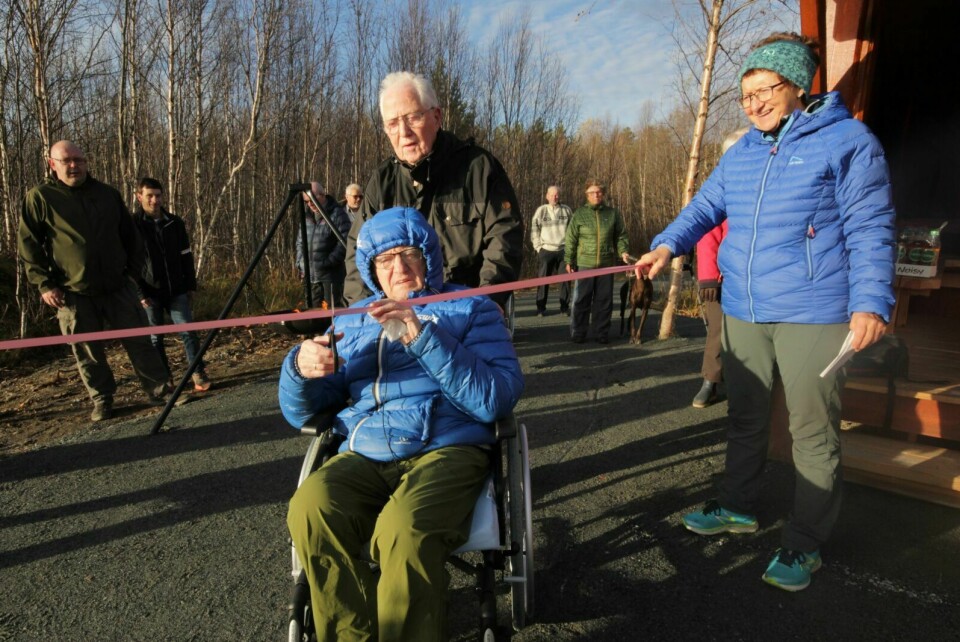SNORKLIPPING: Ole Nygård fikk det ærefulle oppdraget å klippe snora og erklære den splitter nye veien offisielt for åpnet. Her med Anita Hilstad og Inge Steffensen.