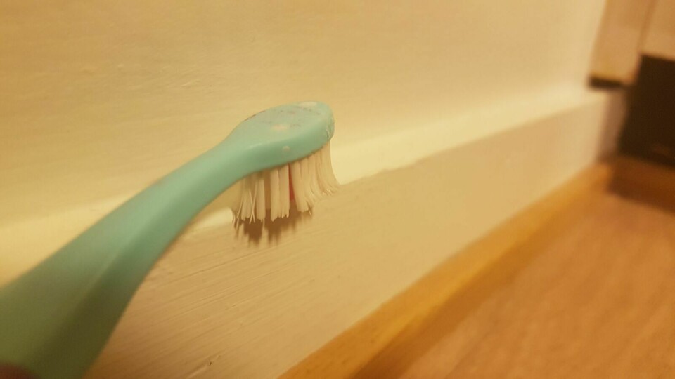 MÅTTE SKRUBBE LISTENE: 'Bente' måtte skrubbe gulvlistene med sin egen tannbørste. Foto: Malin Cerense Straumsnes