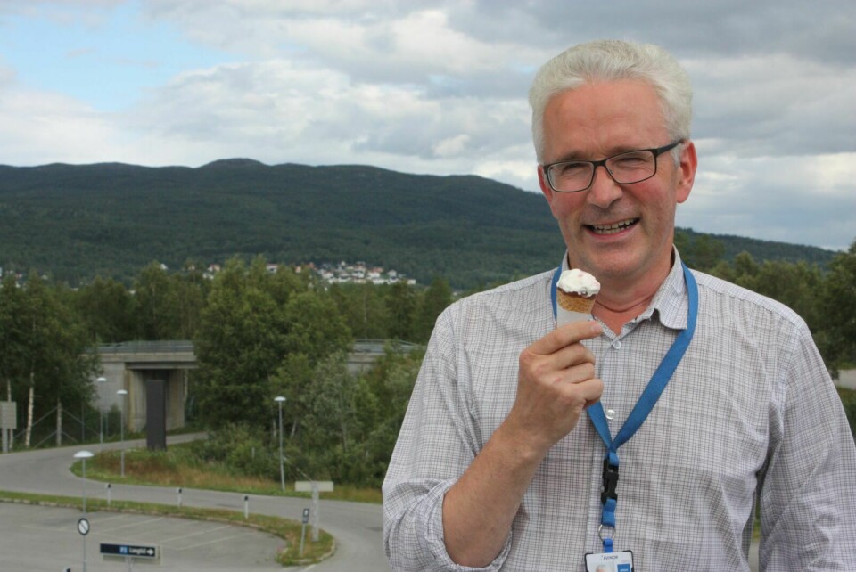 REKORD-JULI: Terje Slagstad, meteorologikonsulent ved Værtjenesten på Bardufoss, forteller at årets juli-måned har satt flere rekorder. Han feiret rekordene med is på taket av værstasjonen i sommervarmen. Foto: Cathrine Skogheim